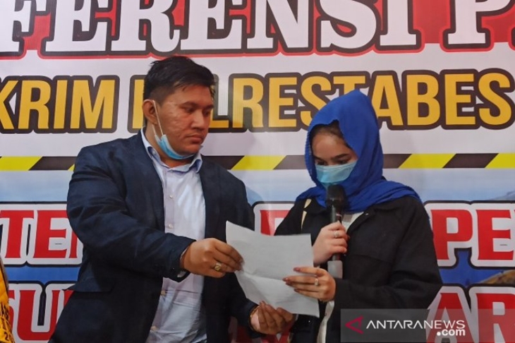 Hana Hanifa (kanan) didampingi kuasa hukumnya, Machi Ahmad saat jumpa pers di Mako Polrestabes Medan pada Selasa malam. (ANTARA/Nur Aprilliana Br Sitorus)