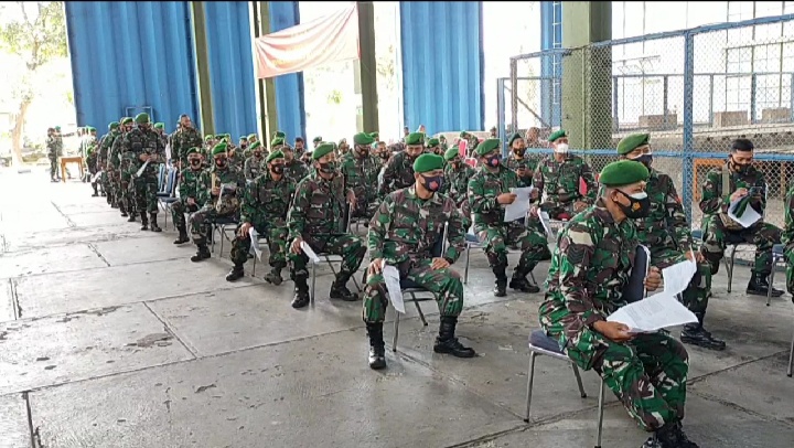 Anggota TNI Soloraya mendapatkan vaksinasi corona massal di Depo Pemeliharaan 50 Pangkalan TNI AU Adi Soemarmo di Kabupaten Karanganyar, Jawa Tengah, Selasa (2/3). (MP/Ismail)