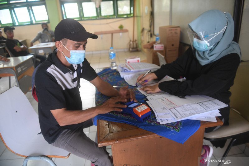 Pembagian Bantuan Sosial. (Foto: Antara)