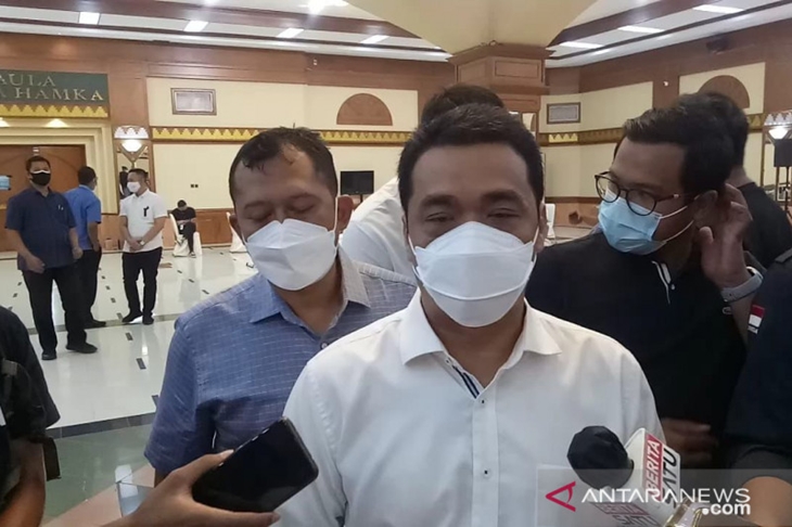 Wakil Gubernur DKI Jakarta Ahmad Riza Patria saat menyampaikan keterangan pers di Masjid Agung Al-Azhar Kebayoran Baru, Jakarta Selatan, Minggu (22/8/2021). ANTARA/Sihol Hasugian