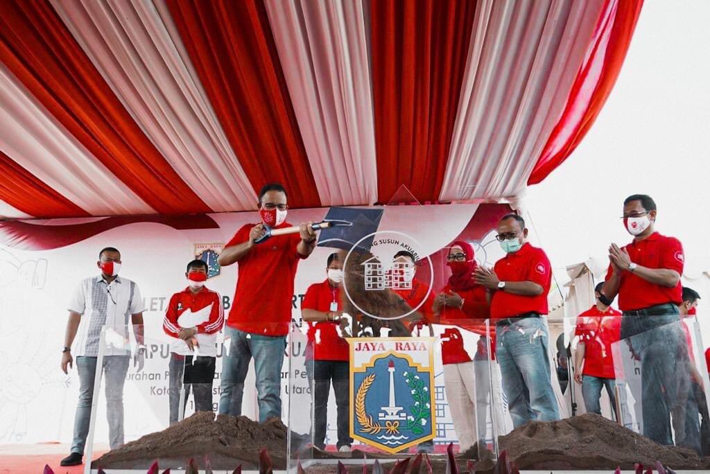 Pada momentum 17 Agustus, Gubernur DKI Jakarta, Anies Baswedan melakukan peletakan batu pertama pembangunan rusun Kampung Akuarium.