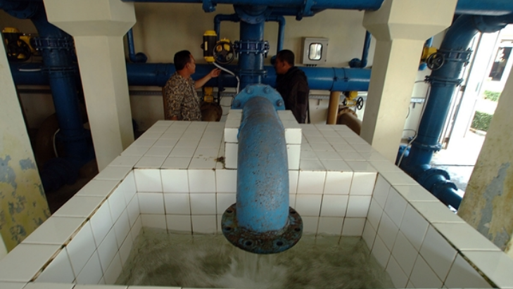 Petugas memeriksa instalasi produksi air Perusahaan Daerah Air Minum (PDAM) Tirta Galuh Ciamis, Jawa Barat, Selasa (11/8). (Foto Antara/Adeng Bustomi)
