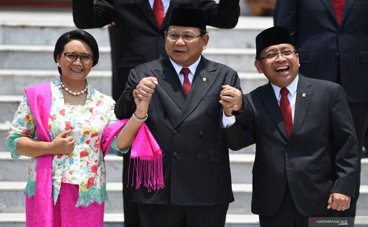 Prabowo Subianto bersama para menteri saat dilantik Presiden Jokowi