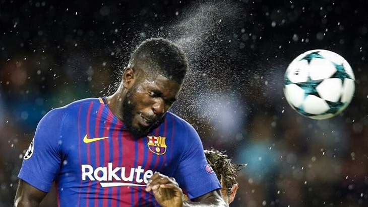 Tonton Aksi Bek Barcelona Mainkan Lightsaber Seperti di Film Star Wars