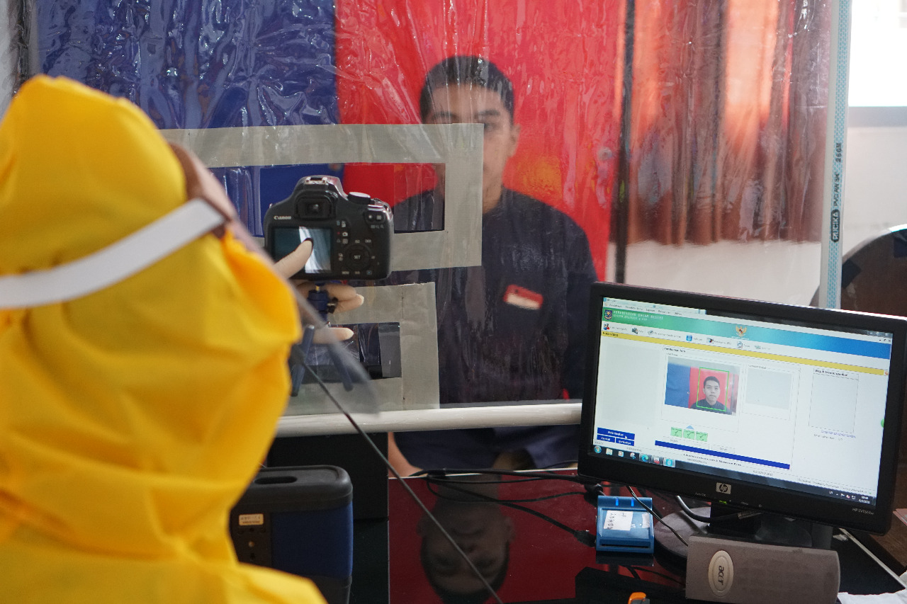 Disdukcapil Sleman merekam KTP-El dengan APD lengkap