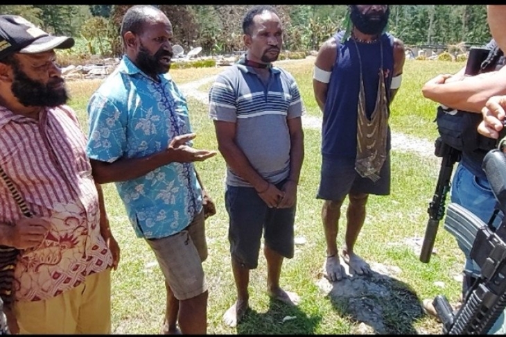 Tokoh agama Kristiani distrik Julukoma Pdt Jupinus Wama bersama warga sedang berkomunikasi menceritakan keresahan aksi KKB dengan aparat keamanan gabungan TNI/Polri.(ANTARA News Papua/HO-Satgas Humas Ops Nemangkawi)