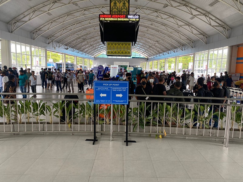 Kedatangan penonton MotoGP di Bandara Lombok. (Foto: MP/ Kukuh)