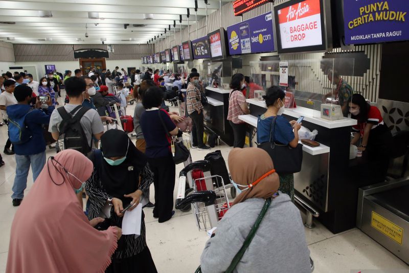 Calon penumpang antre untuk lapor diri sebelum melakukan penerbangan di Terminal 1 A Bandara Soekarno Hatta, Tangerang, Banten, Minggu (24/4/2022). ANTARA FOTO/Muhammad Iqbal/foc. (ANTARA FOTO/MUHAMMAD IQBAL)