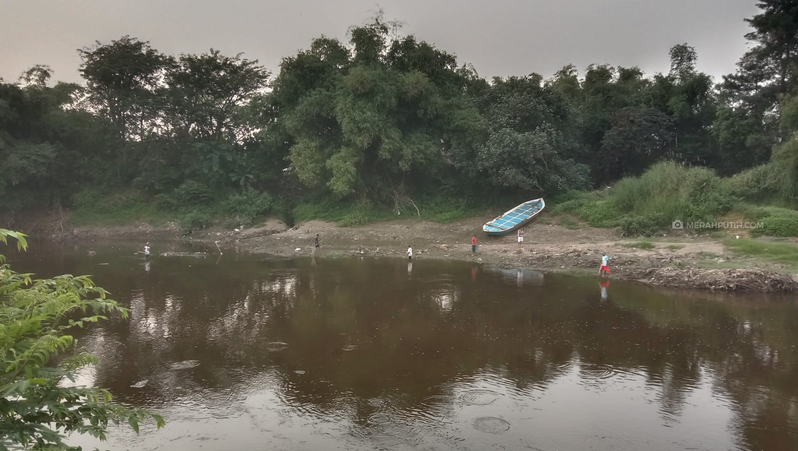 Sungai Bengawan Solo Berubah Warna Tercemar Limbah Tekstil dan Ciu