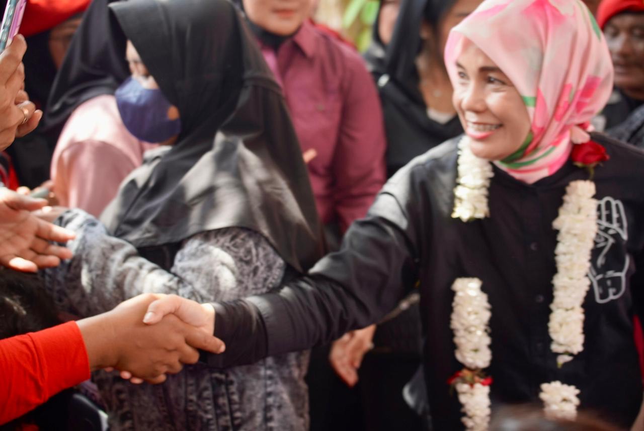 Atikoh Ganjar Disebut Ibu Negara yang Turun dan Menjemput Tangan Rakyat