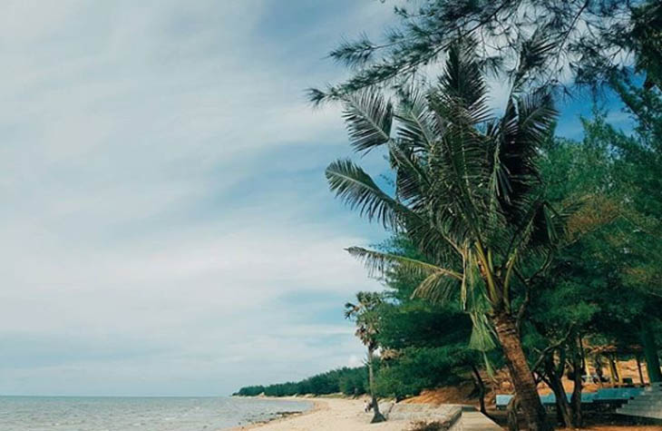 Pantai Slopeng, Ikon Wisata Berpasir Unik di Sumenep