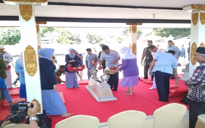  Sambut HUT ke-74 TNI, Panglima TNI Ziarah ke Makam Jenderal Sudirman 