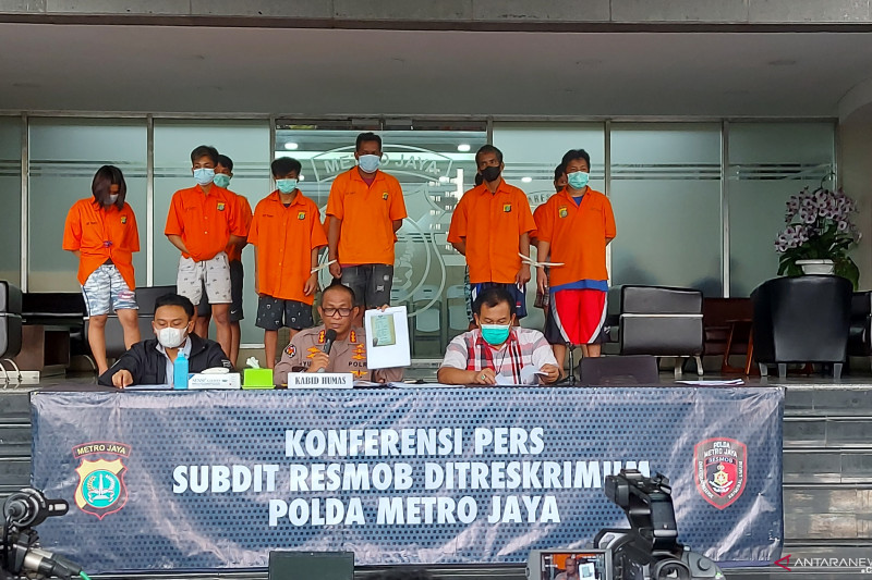 Kabid Humas Polda Metro Jaya Kombes Pol Yusri Yunus (tengah) memberikan keterangan dalam pengungkapan kasus penipuan yang mencatut nama artis Baim Wong di Polda Metro Jaya, Jakarta, Selasa (7/9/2021). ANTARA/Fianda Sjofjan Rassat