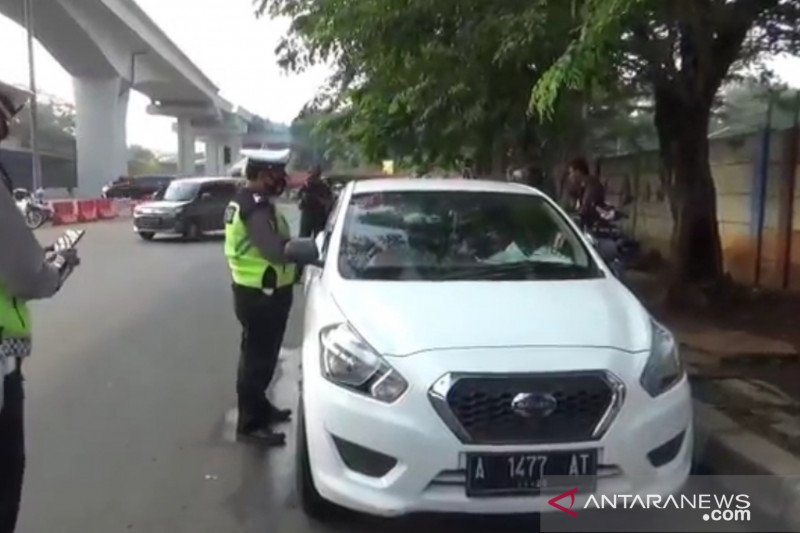 Polantas Jakarta Timur menghentikan laju pengendara mobil berplat ganjil sebab melintas di Jalan MT Haryono pada tanggal genap, Senin (10/8/2020). Pengendara memperoleh sanksi tilang usai kegiatan sosialisasi berakhir. (ANTARA/HO-Satlantas Polrestro Jaktim)