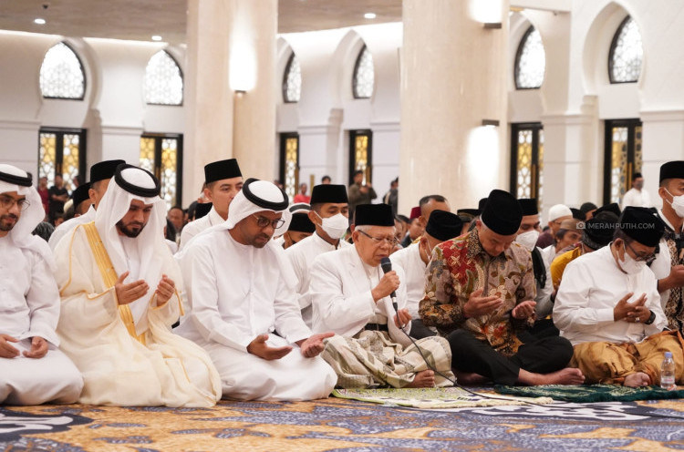 Wapres Ma’ruf Amin Salat Subuh Berjamaah Bersama Warga di Masjid Raya Sheikh Zayed Solo
