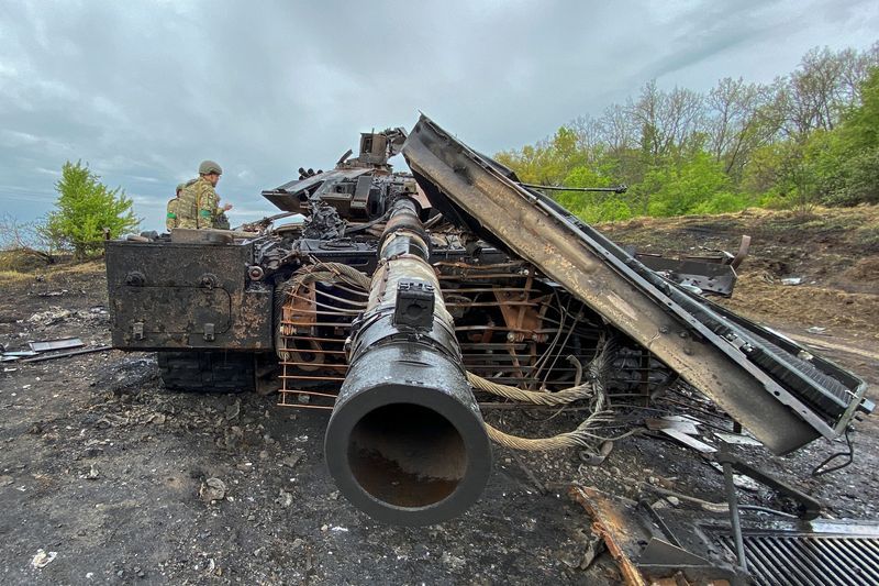 Tank tempur utama Rusia T-90M Proryv yang dihancurkan oleh Angkatan Bersenjata Ukraina terlihat di dekat desa Staryi Saltiv, saat serangan Rusia ke Ukraina berlanjut, di wilayah Kharkiv, Ukraina 9 Mei 2022. ANTARA/REUTERS/Vitalii Hnidyi