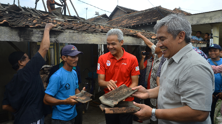 Ganjar Pranowo Hibur Pengungsi Korban Badai Cempaka 