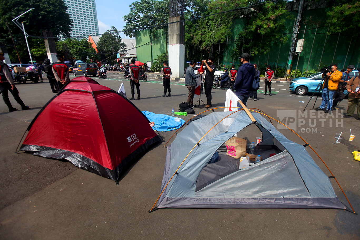 Aksi puluhan mahasiswa Universitas Trisakti saat melakukan aksi demonstrasi Tolak Pengesahan RUU TNI  di gerbang belakang DPR RI, Lapangan Tembak Senayan, Jakarta, Rabu (19/3/2025).