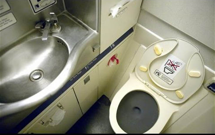 Jangan Lakukan Hal ini di Toilet Pesawat