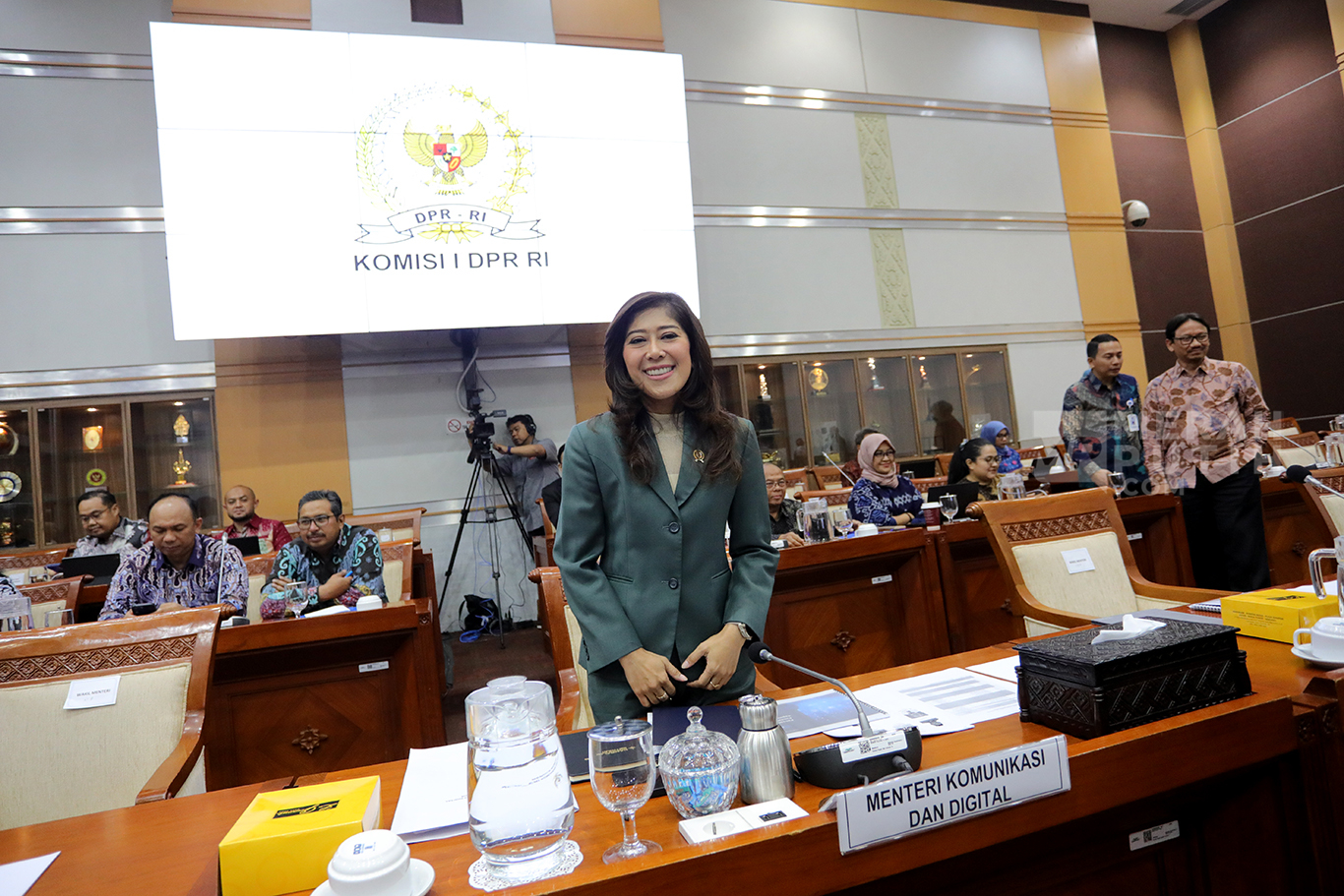 Menteri Komunikasi dan Digital (Menkomdigi) Meutya Hafid saat mengikuti rapat kerja dengan Komisi I DPR di Kompleks Parlemen, Senayan, Selasa (5/11/2024).