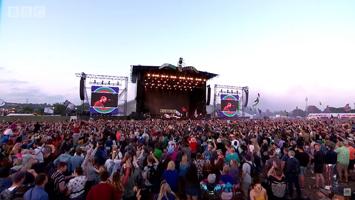 (Foto 2) Konser musik Glastonbury yang berlokasi di Pilton, Inggris. Foto by youtube BBC Music