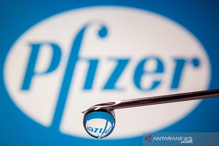 Logo Pfizer terefleksi pada tetesan cairan jarum suntik sebagai ilustrasi vaksin COVID-19. ANTARA/REUTERS/Dado Ruvic/aa. (REUTERS/DADO RUVIC)