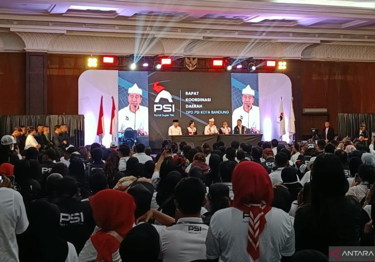 Jokowi Pamer KTA PSI Bernomor Unik di Hadapan Sang Anak, Berhias Angka 7