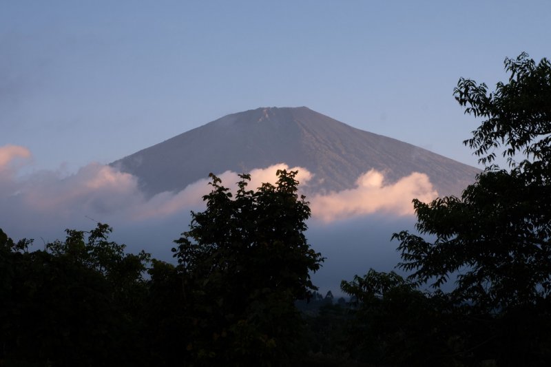 Masyarakat Adat Bayan Tolak Pembangunan Kereta Gantung di Gunung Rinjani