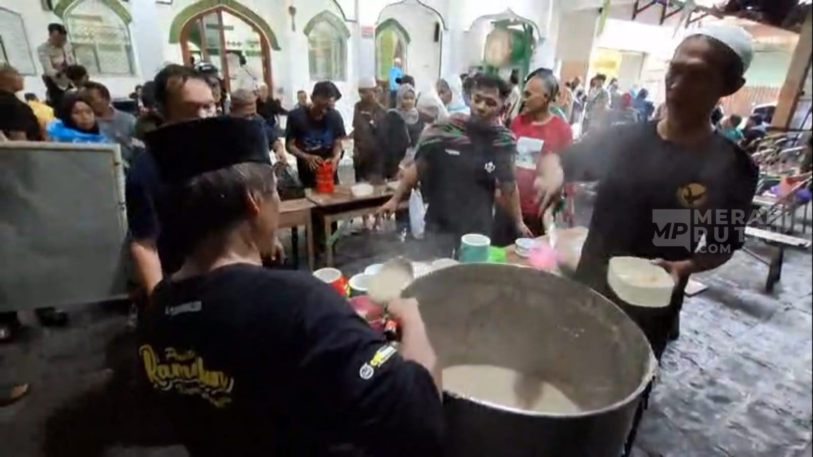 Warisan Budaya tak Benda Bubur Samin Primadona Menu Berbuka di Masjid Darussalam, Solo