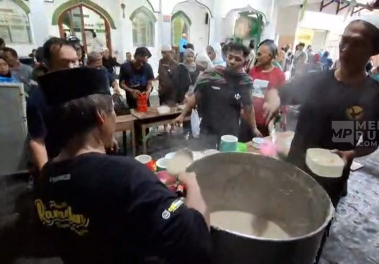 Warisan Budaya tak Benda Bubur Samin Primadona Menu Berbuka di Masjid Darussalam, Solo