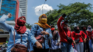 Buruh Tangerang Demo Tolak RUU Omnibus Law Cipta Lapangan Kerja