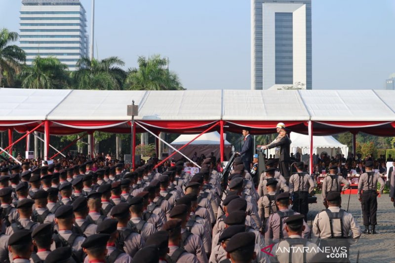 Presiden Joko Widodo memeriksa barisan upacara dalam peringatan Hari Bhayangkara ke-73 di lapangan Monas Jakarta, Rabu (10/7/2019), (ANTARA News/Desca Lidya Natalia)	