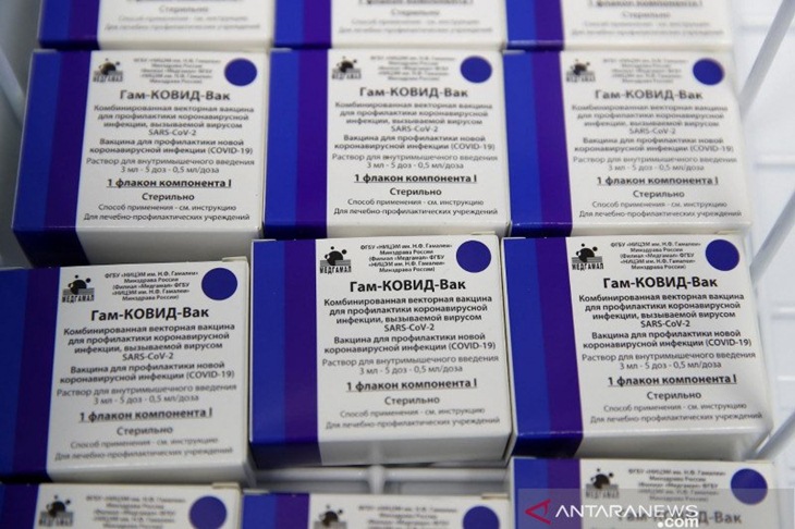 Kotak berisi botol dengan vaksi Sputnik V (Gam-COVID-Vac) saat vaksinasi melawan virus corona (COVID-19) di sebuah klinik di kota Domodedovo dekat Moskow, Rusia, Kamis (3/12/2020). REUTERS/Maxim Shemetov/AWW/djo (REUTERS/MAXIM SHEMETOV)