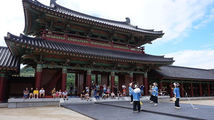 Para pengunjung dan pertunjukan tari di Baekje Cultural Land. (Foto: instagram.com/baekje_culturalland)