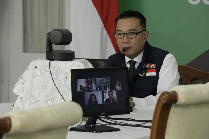 Gubernur Jabar Ridwan Kamil melakukan video conference penerimaan simbolis bantuan bersama Country Manager Production H&M Jessica Vilhelmsson, dari Gedung Pakuan, Kota Bandung, Jumat (15/5/20). (Foto: MP/Humas Jabar)