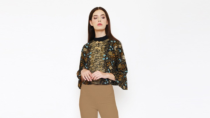 Outwear batik bisa membuat penampilan fresh. (Foto: istyle)