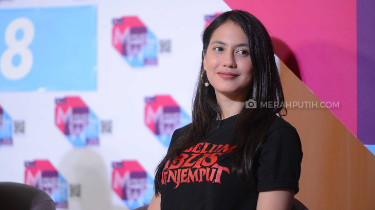 Main Film Baru, Pevita Pearce Mandi Lumpur dan Tanpa Riasan