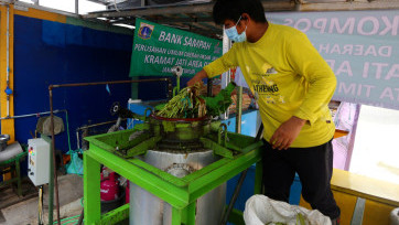 Limbah Sayuran di Pasar Kramat Jati Diolah Menjadi Pupuk Bernilai Guna