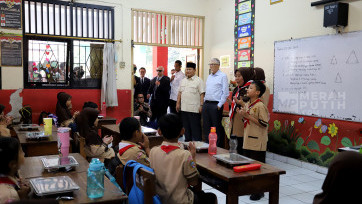 Presiden Prabowo Subianto Bersama Filantrop Dunia Bill Gates Tinjau Makan Bergizi Gratis di Jakarta 