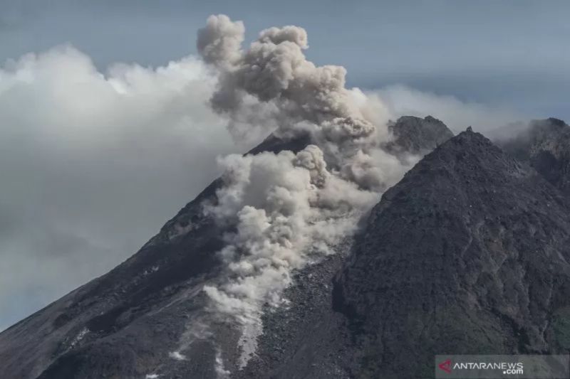 Awan panas guguran Gunung Merapi terlihat dari Kaliurang, Sleman, DI Yogyakarta, Sabtu (9/1)