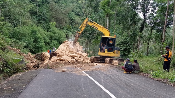 Tanah longsor di Kabupaten Kulon Progo menutupi jalan umum. (Foto: Twitter TRC BPBD DIY)