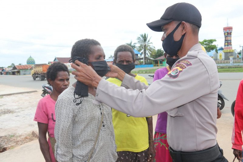 [HOAKS Atau FAKTA]: Pembagian Masker dari Rumah ke Rumah Diberi Bius