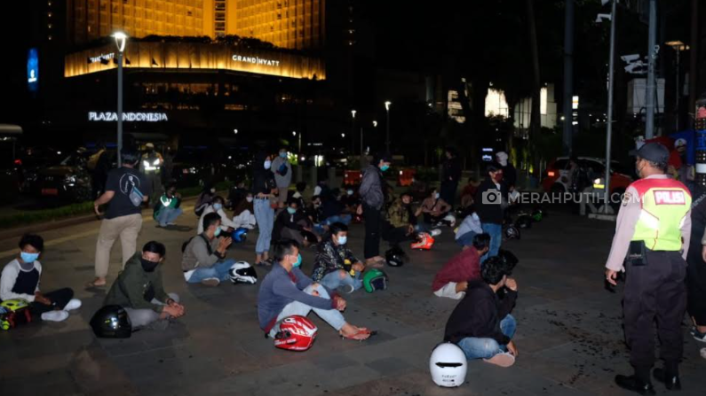 Puluhan Orang Reaktif Corona di Bundaran HI Saat Diamankan Tim Pemburu COVID-19