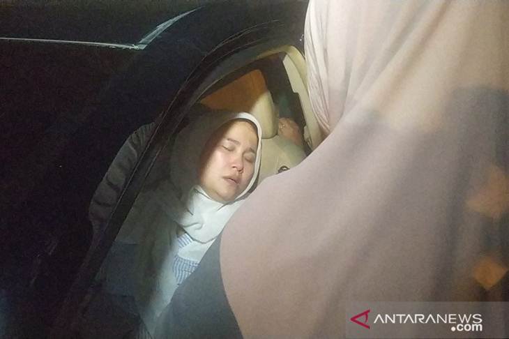 Juraida, istri hakim Jamaluddin pingsan saat tiba di Rumah Sakit (RS) Bhayangkara Medan, Jumat (29/11) malam. (ANTARA/Nur Aprilliana Br Sitorus)