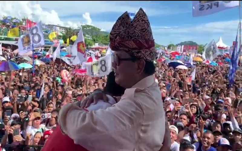  Usai Berikan Sumbangan, Pekerja Bengkel Ini Menangis Bersama Prabowo