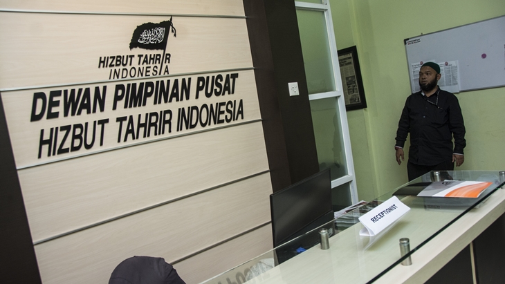Pengurus beraktivitas di kantor DPP Hizbut Tahrir Indonesia (HTI), di Menteng Dalam, Tebet, Jakarta, Senin (8/5). ANTARA FOTO/Aprillio Akbar)