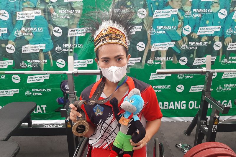 Atlet angkat berat asal Bali Ni Nengah Widiasih menyabet medali emas kelas 45kg putri dalam ajang Peparnas XVI Papua di Ballroom Suni Garden Lake Hotel dan Resort, Sentani, Jayapura, Senin (8/11/2021). ANTARA/Aldi Sultan