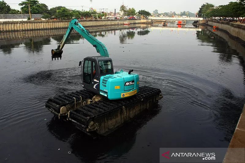 Alat berat Backhoe mengeruk lumpur di Kali Mookevart, Daan Mogot, Jakarta Barat, Rabu (12/8/2015). ANTARA FOTO/Muhammad Iqbal/kye/aa.