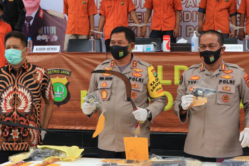 Kapolda Metro Jaya Irjen Pol Nana Sudjana (tengah) memperlihatkan barang bukti yang disita dari komplotan perampok spesialis nasabah bank yang berhasil diringkus petugas Polda Metro Jaya dalam jumpa pers di Mako Polda Metro Jaya, Jumat (19/6/2020). ANTARA/Fianda Rassat