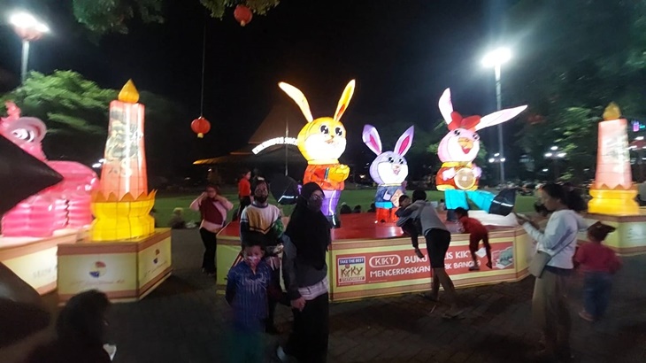 Ribuan Lampion sudah Dinyalakan, Warga Kota Solo Antusias Berfoto